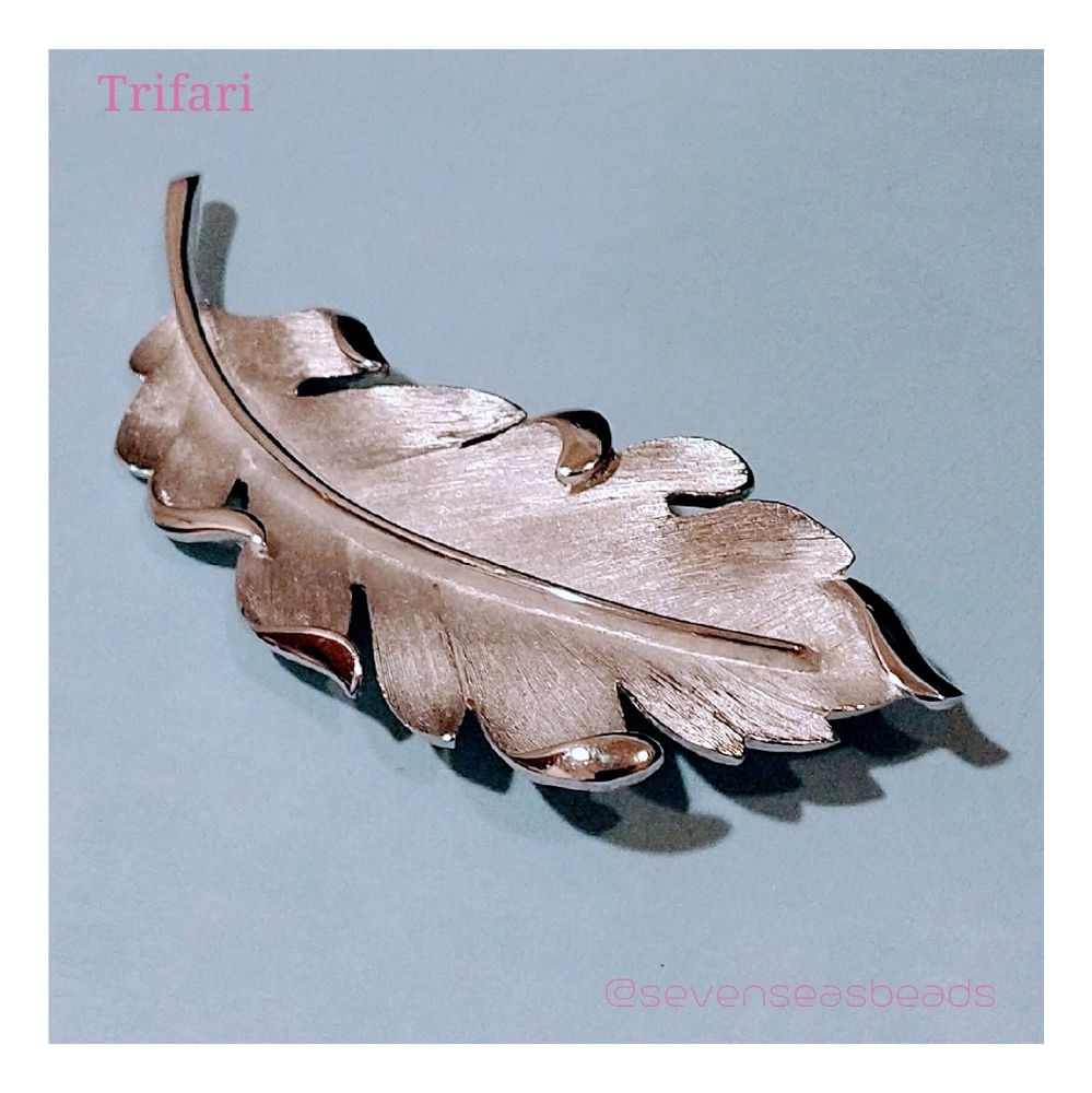 💘TRIFARI 1960s Leaf Brooch